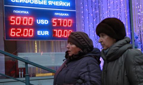 Đồng ruble giảm giá sẽ khiến cuộc sống người dân Nga thêm khó khăn