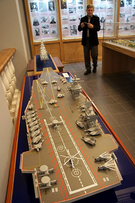 Mô hình tàu sân bay do Trung tâm thiết kế Krylov giới thiệu.