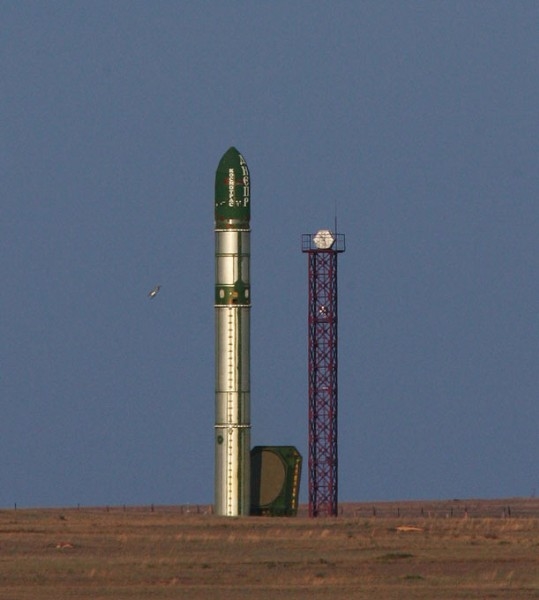 Tổ hợp Công nghiệp quốc phòng Nga tiết lộ, ICBM Sarmat được phát triển để thay thế dòng ICBM R-36M2 Voevoda (tên định danh NATO SS-18 Mod 6 Satan) với đạn tên lửa 15A18M.