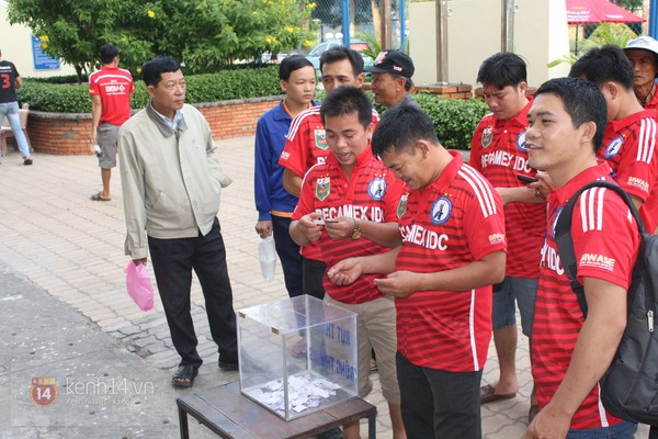 Ngộ nghĩnh hình ảnh cô bé dễ thương thi hát... karaoke trên khán đài V-League 1