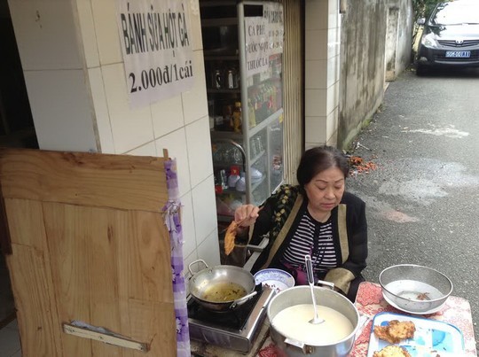 NSƯT Ngọc Hương dù bệnh tật vẫn phải bán bánh để có tiềm mua gạo mỗi ngày.
