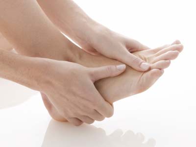 
Ngón chân cái to bất thường rất có thể bạn bị gout.
