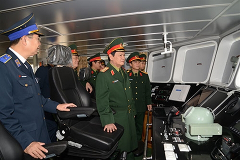 Thượng tướng Nguyễn Thành Cung kiểm tra tại ca-bin điều khiển của tàu tuần tra TT400 do Công ty đóng tàu Hồng Hà thi công.