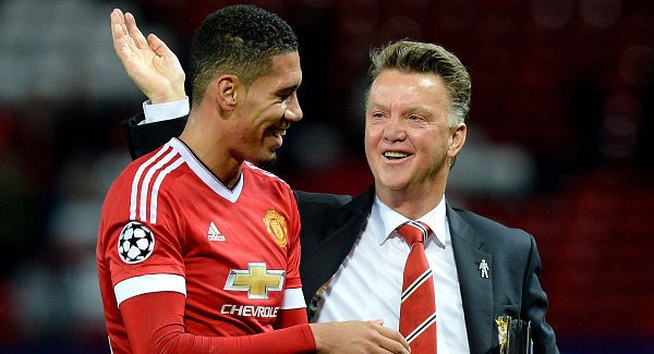 HLV Van Gaal không chỉ 1 lần nhầm tên Chris Smalling