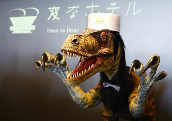 
Đúng là chỉ có Nhật Bản mới có đủ sự sáng tạo để nghĩ ra kiểu lễ tân lạ lùng như thế này. Một chú khủng long trong tư thế sẵn sàng đón chào quý khách là điều không khó tìm thấy ở đất nước mặt trời mọc.
