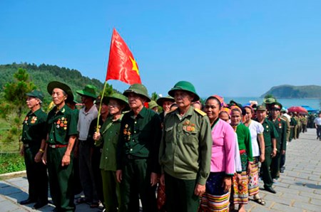 Dong nguoi doi nang vieng mo Dai tuong Vo Nguyen Giap