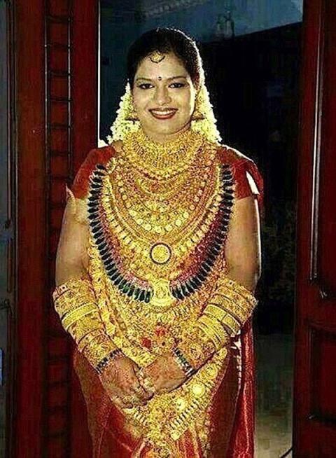 Hình ảnh cô dâu đeo đầy vàng trên người.

