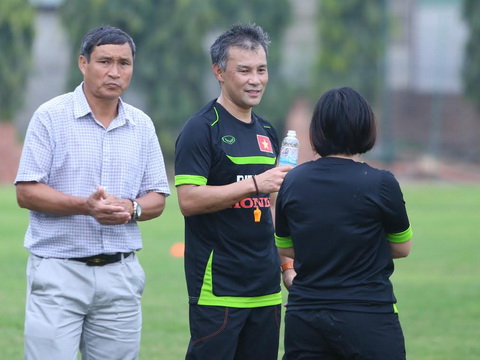 
Ông Mai Đức Chung (trái) thay thầy Nhật Norimatsu Takashi làm HLV trưởng đội tuyển bóng đá nữ Việt Nam.
