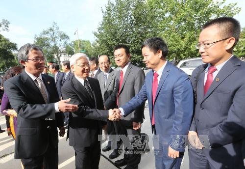 Tổng Bí thư Nguyễn Phú Trọng với cán bộ, nhân viên Đại sứ quán Việt Nam. Ảnh : Trí Dũng – TTXVN