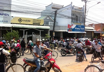 Cha mẹ, người đi đường và học sinh hoảng loạn trước việc nữ sinh gọi băng nhóm giải quyết mâu thuẫn trước cổng trường THCS phường 7 (TP Cà Mau)