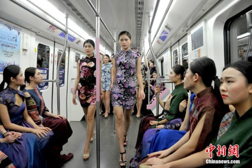 
Theo Shanghaiist, buổi trình diễn thời trang độc đáo của các nữ sinh diễn ra hôm qua (5/12) trên một toa tàu điện ngầm ở thành phố Vũ Hán, tỉnh Hồ Bắc (Trung Quốc).
