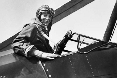 Amelia Earhart trở thành nữ phi công nổi danh nhất nước Mỹ lúc bấy giờ