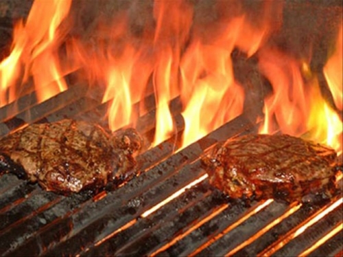 Nướng thịt bằng lửa quá lớn dễ sinh HCAs và PAHs, đều là cách chất tác động lên cấu trúc tế bào ung thư.