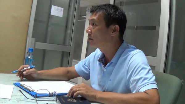 Ông Trâm bức xúc trình bày với nhân viên Cảng vụ hàng không Quốc tế Tân Sơn Nhất - (Ảnh cắt từ clip).