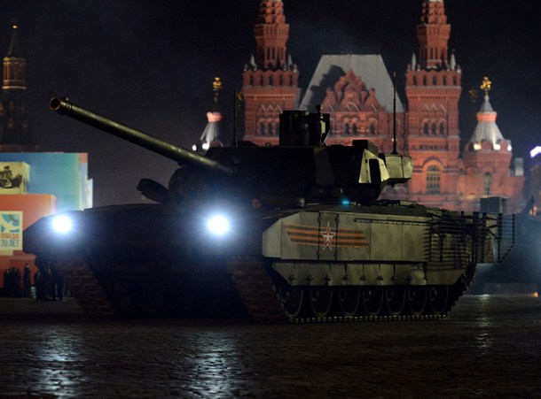 Hình ảnh xe tăng Armata trong buổi tập duyệt ban đêm