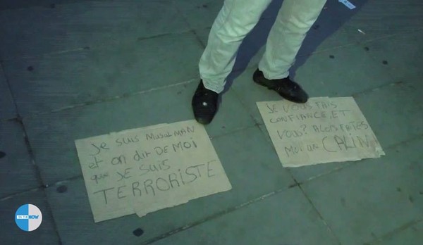 Hai tấm bìa ghi thông điệp của chàng trai muốn chứng minh cho cả thế giới rằng Hồi giáo không có nghĩa là khủng bố.