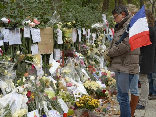 
Người dân Pháp đặt hoa tưởng niệm các nạn nhân thiệt mạng trong vụ khủng bố tại khu vực gần nhà hát Bataclan. (Nguồn: AFP/TTXVN)
