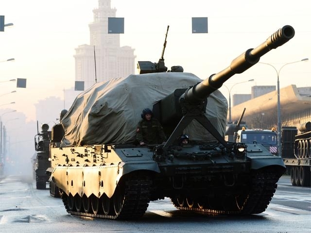 
Khi trả lời hàng thông tấn TASS, Alexander Romanovsky - một trong những quan chức cao cấp của Uralvagonzavod khẳng định pháo tự hành Coalitsiya-SV thế hệ mới của Nga sẽ vượt qua PZH-2000 trở thành mẫu pháo tự hành tốt nhất thế giới với tầm bắn hiệu quả lên tới 70km. Trong ảnh: Pháo Coalition-SV.
