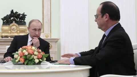 Tổng thống Nga Putin (bên trái) và người đồng cấp Pháp Francois Hollande.