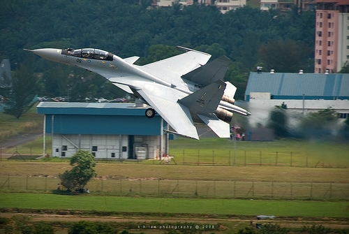 Cụ thể, Su-30MKM được coi là hiện đại nhất khu vực Đông Nam Á với tính cơ động, hệ thống radar vượt trội so với máy bay Mỹ.

Điều làm nên sự cơ động vượt trội so với F-15 đó là Su-30MKM thiết kế với cặp cánh mũi cho phép tiêm kích này cơ động hơn trong các tình huống không chiến tầm gần. Trong ảnh: Tiêm kích Su-30MKM.