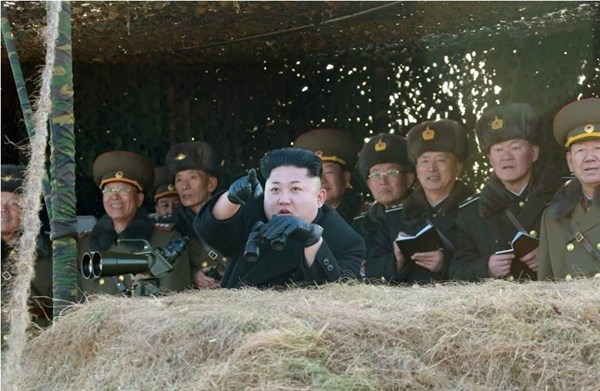 Đích thân nhà lãnh đạo CHDCND Triều Tiên Kim Jong-un chỉ đạo một cuộc diễn tập quân sự quy mô lớn, với sự tham gia của lực lượng Không quân và Hải quân nước này, trong đó đánh chìm tàu sân bay là trọng tâm diễn tập.