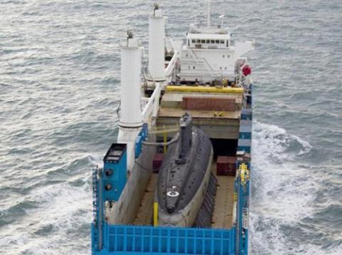 Tàu Rolldock Star đưa tàu ngầm Kilo Hải Phòng về nước