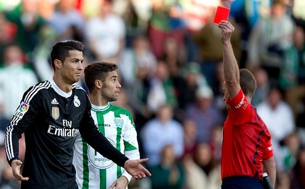 Án phạt treo giò 2 trận có phần nương nhẹ với những hành động xấu xí của Ronaldo