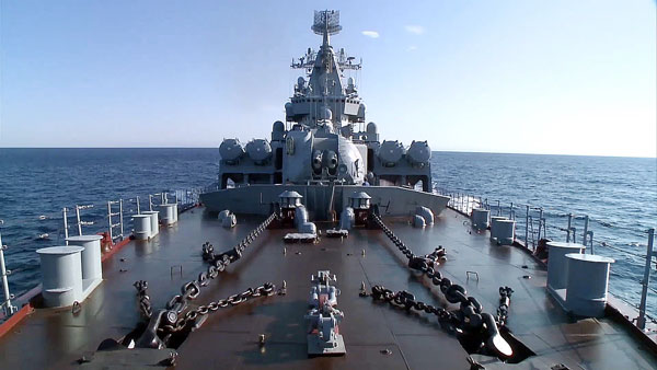 
Tuần dương hạm Moskva được điều tới ngoài khơi Syria để tăng cường phòng thủ cho căn cứ không quân Hmeymim của Nga.
