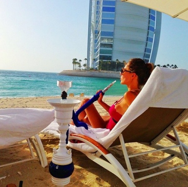 Vẫn là Dubai, các nàng công chúa tiểu thư ở đây thường có thú vui nằm tắm nắng và hút shisha trên bờ biển như thế này đây.