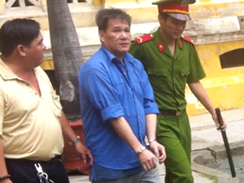 
Dương Thanh Cường bị áp giải tại phiên tòa xét xử về tội danh khác trước đó vào ngày 15-6-2015 - Ảnh: Lao động
