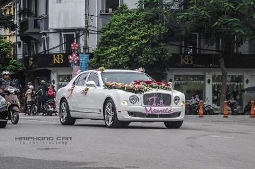 Dẫn đầu đoàn siêu xe sang ‘đi hỏi vợ’ nổi bật là xế sang triệu đô - Bentley Mulsanne có giá gần 20 tỷ đồng.