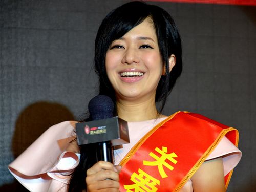Sao nghèo Sora Aoi trong buổi họp báo giới thiệu một sản phẩm dành cho nam giới tại Quảng Châu (Trung Quốc) hồi tháng 10/2014. Ảnh: Bloomberg