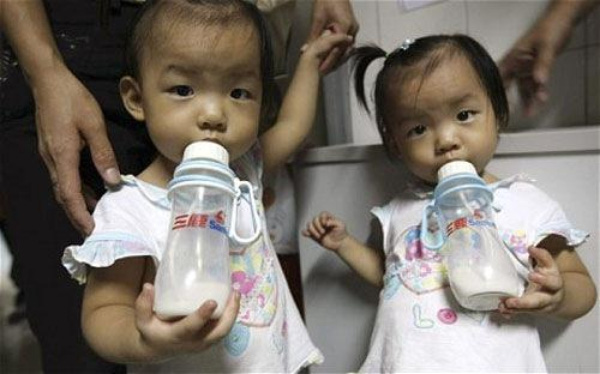 
Trẻ em ở Trung Quốc là nạn nhân trực tiếp từ những vụ bê bối sữa ở nước này.
