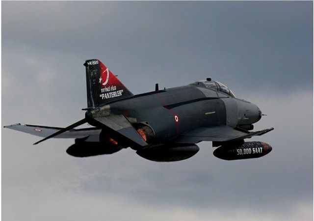 
Đặc biệt, Không quân Thổ Nhĩ Kỳ được tổ chức một cách rất quy mô và bài bản, họ có khá nhiều kinh nghiệm trong các cuộc chạm trán với phòng không các nước trong các chiến dịch quân sự cùng với NATO. Trong ảnh: Tiêm kích F-4.
