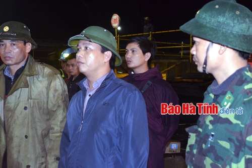 Phó Chủ tịch UBND tỉnh Đặng Quốc Khánh kịp thời có mặt trong đêm để chỉ đạo công tác cứu hộ. Ảnh: Báo Hà Tĩnh