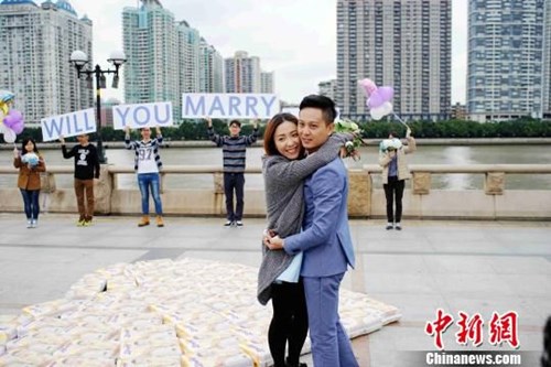 
Lin đã vui mừng đồng ý trở thành vợ của Feng.
