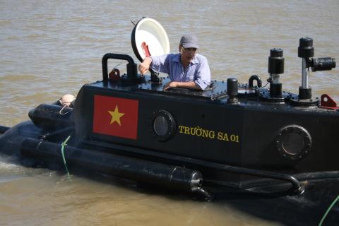Ông Nguyễn Quốc Hòa và tàu ngầm Trường Sa 01 thử nghiệm tại cửa biển ngày 30/5/2014