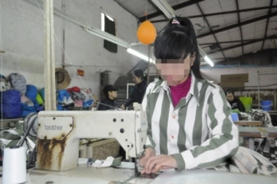 Nguyễn Thị Thạch Thảo đang lao động trong trại giam, mong ngày về ngắn lại. 