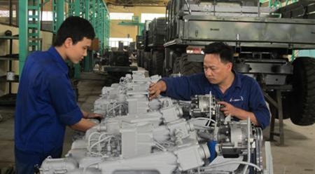 
Công nhân kỹ thuật Nhà máy Z151 (Tổng cục Kỹ thuật) kiểm tra động cơ diesel trước khi lắp đặt lên xe ô tô quân sự. Ảnh: Xuân Giang.
