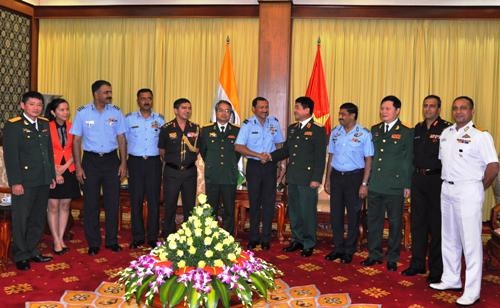 
Trung tướng Võ Văn Tuấn chụp ảnh lưu niệm với Đoàn Học viện Chiến tranh Không quân Ấn Độ.
