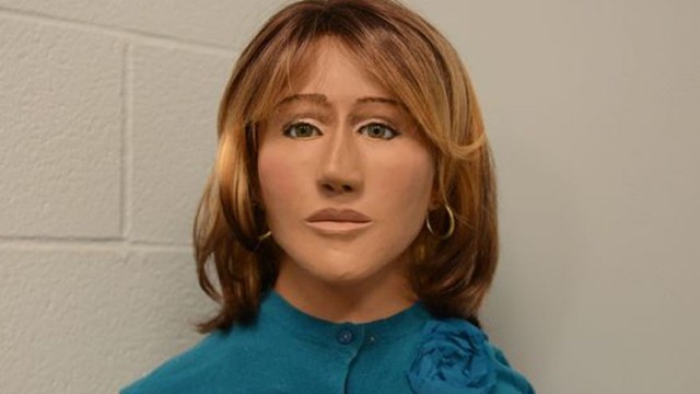 
Cảnh sát đã tìm thấy thi thể mục nát của một thiếu nữ đã chết trong một khu vực hẻo lánh vào năm 1973. Bức hình phục dựng lại khuôn mặt của cô gái.
