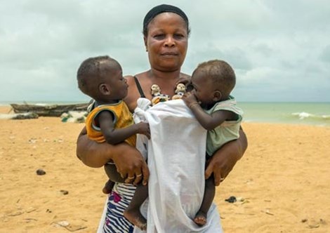
Bà mẹ khốn khổ Hounyoga mang những bức tượng gỗ trên ngực như một cách biểu thị tình thương con vô bờ bến cho cặp song sinh, con bà.
