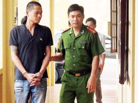 
Cảnh sát dẫn giải đối tượng Hoàng Văn Trưởng về nơi giam giữ.
