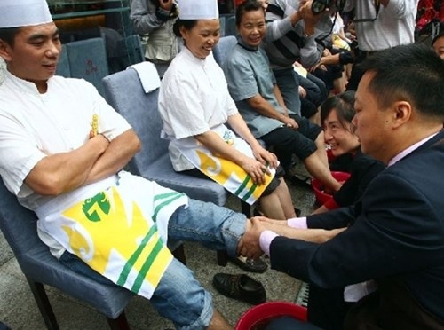 
Sếp của một công ty công nghệ ở Trung Quốc đã rửa chân cho nhân viên để thưởng Tết.
