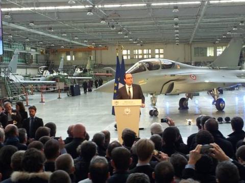 Tổng thống Pháp Francois Hollande xuất hiện cùng tiêm kích Rafale.