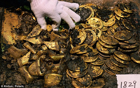 
Kho châu báu toàn vàng là vàng được tìm thấy trong lăng mộ vua Lưu Hạ thời Tây Hán.
