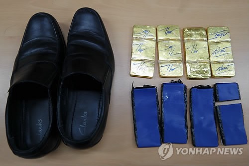 Tang vật giấu trong giày của cơ trưởng - Ảnh: Yonhap News