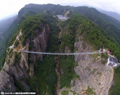 Cận cảnh cây cầu bằng kính cao nhất thế giới tại Hồ Nam, Trung Quốc