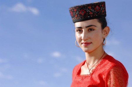 Một cô gái da trắng thuộc tộc người Tajik.