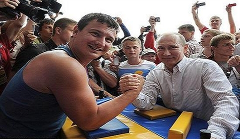 Tổng thống V. Putin “đọ sức” với một lực sĩ Nga